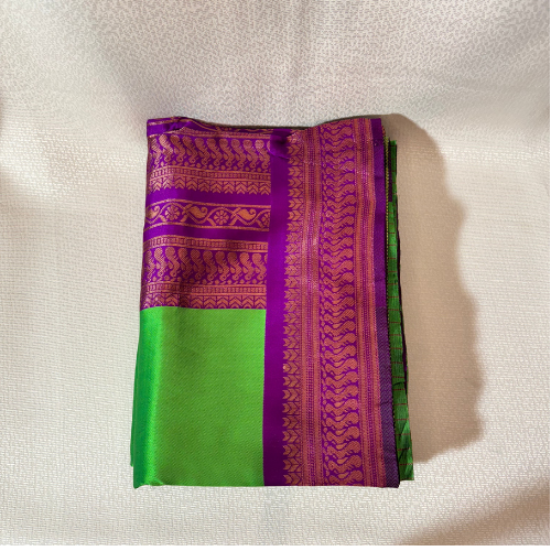 Saree traditionnel avec bordure bronze – Vert / violet