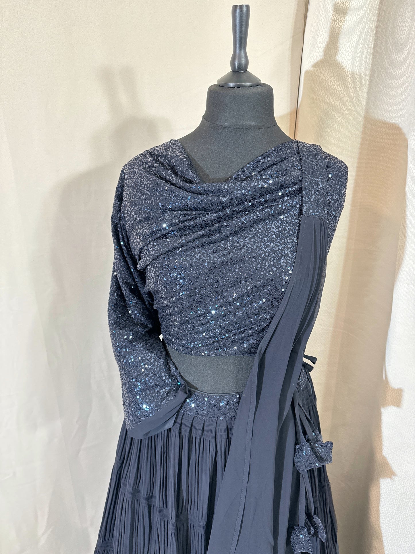 Lehenga Bleu marine– Blouse sequin jupe plissée