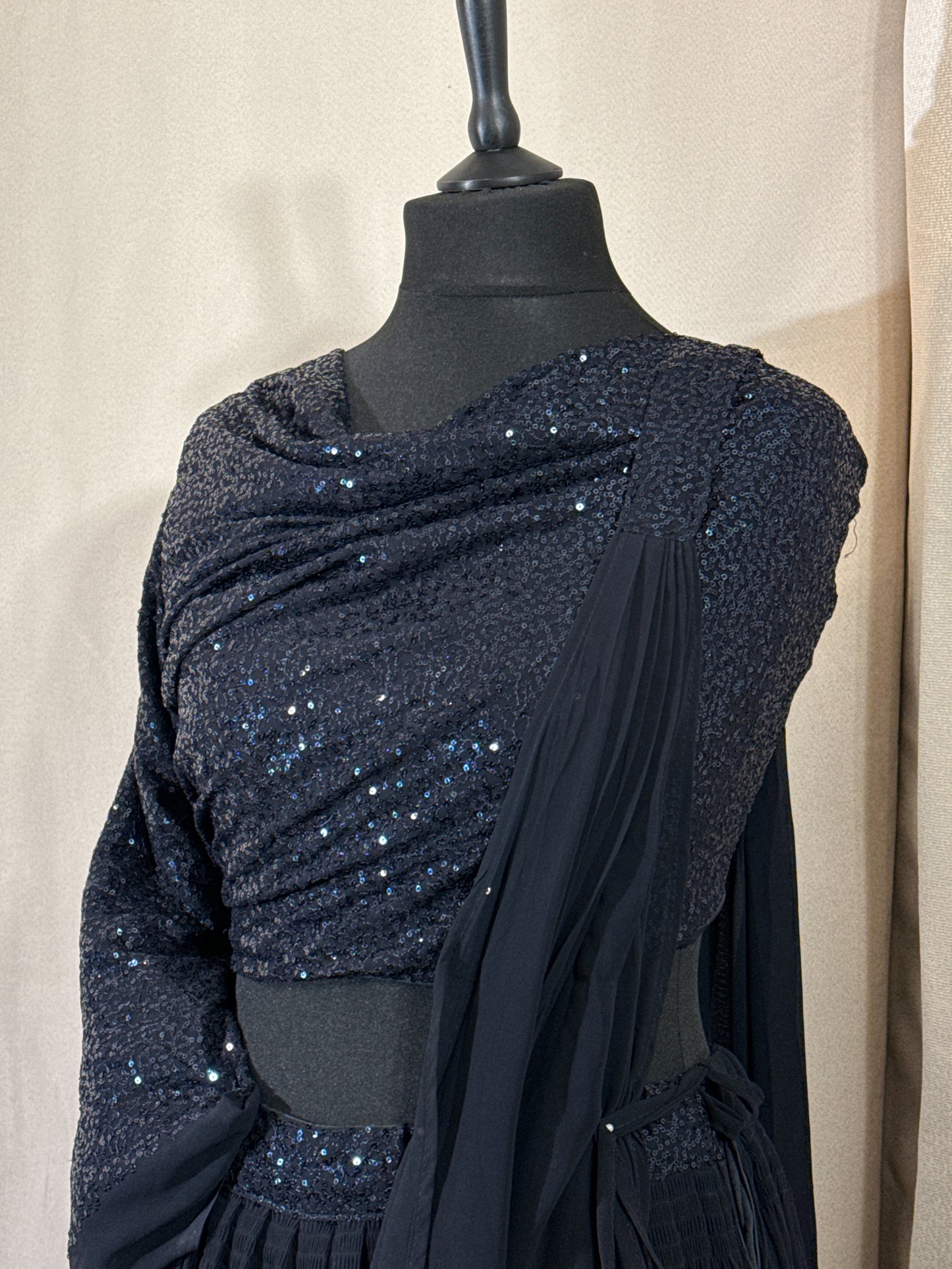 Lehenga Bleu marine– Blouse sequin jupe plissée