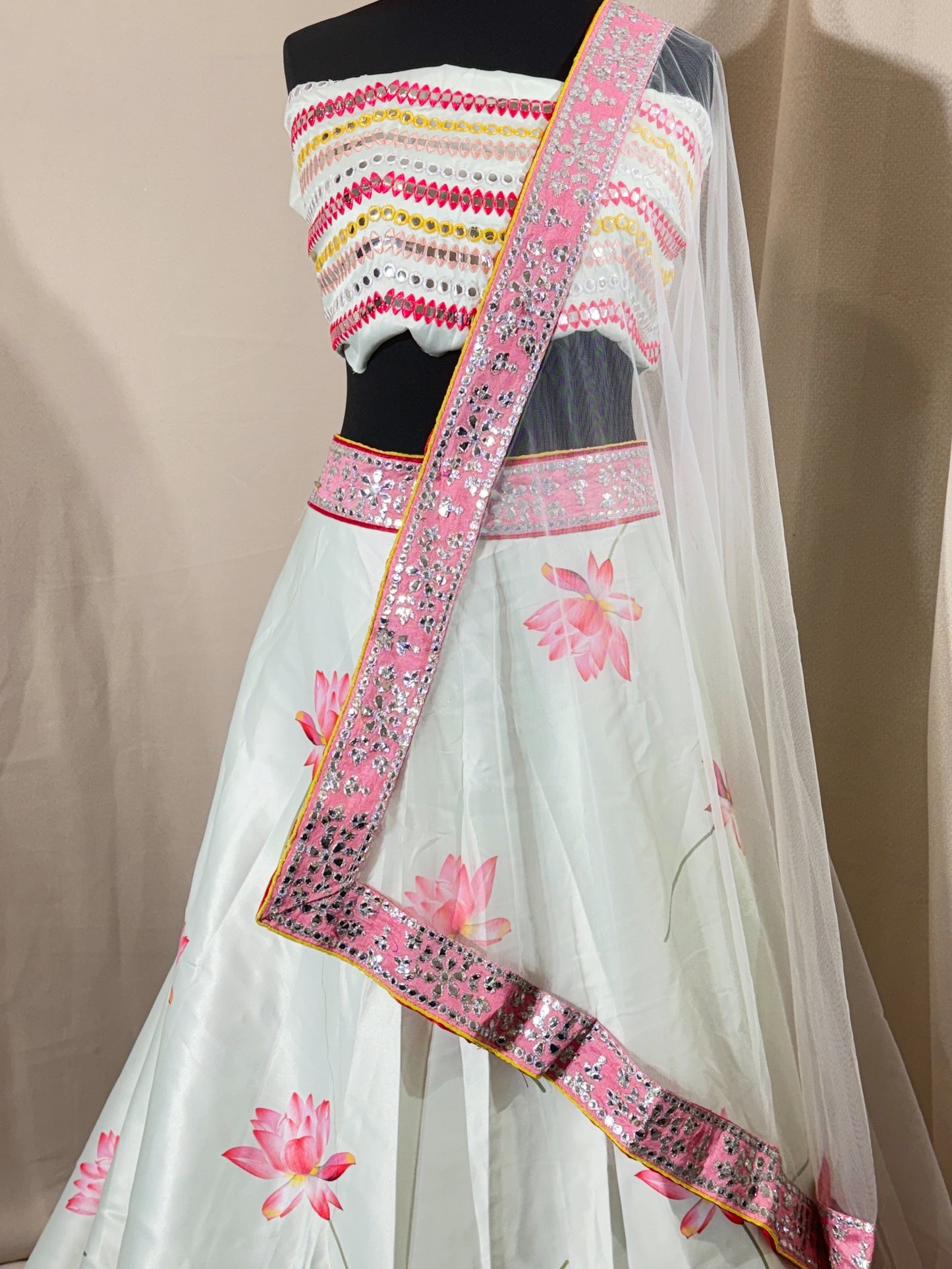 Lehenga satin floral – Blanc / Rose