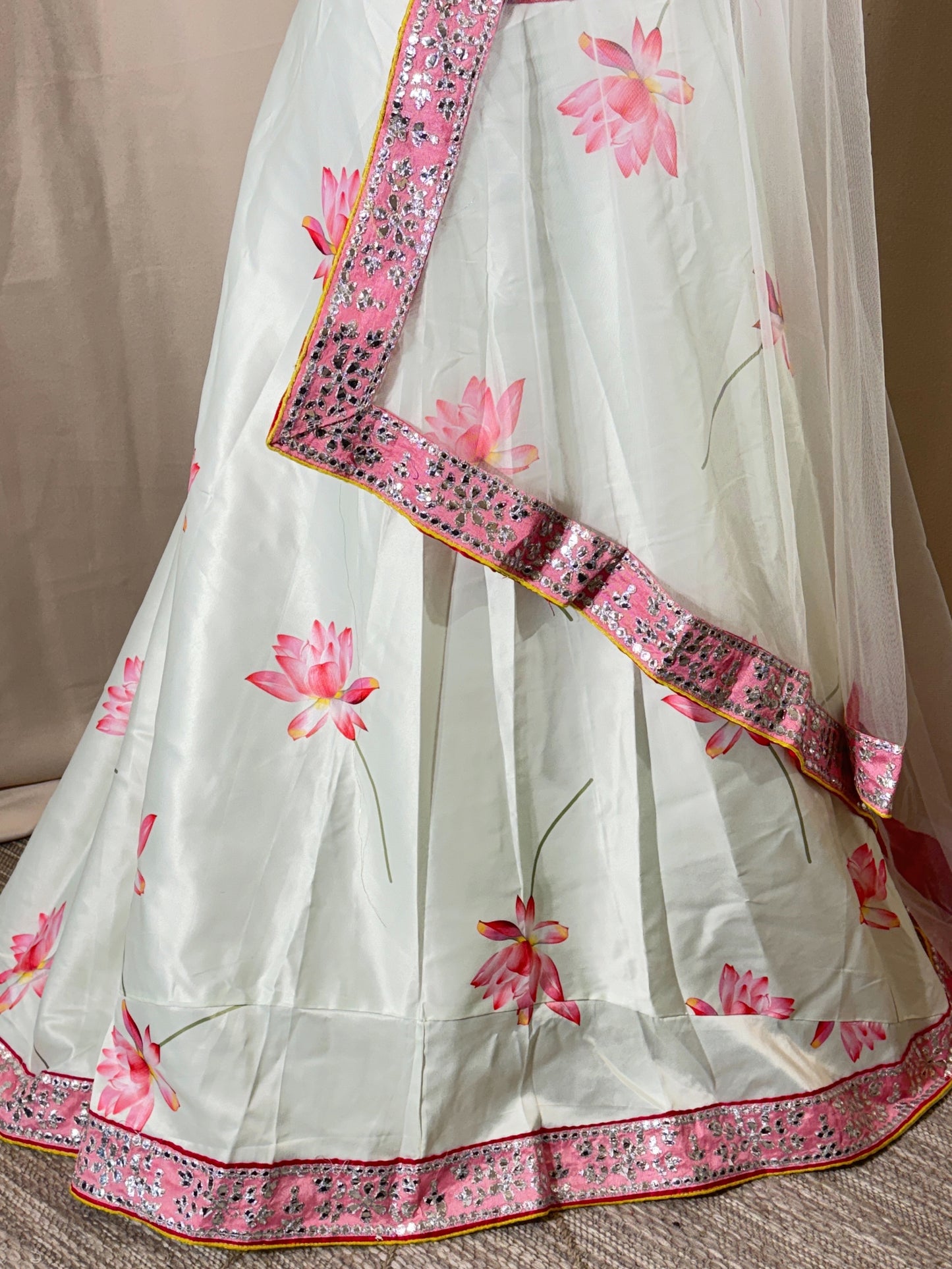 Lehenga satin floral – Blanc / Rose