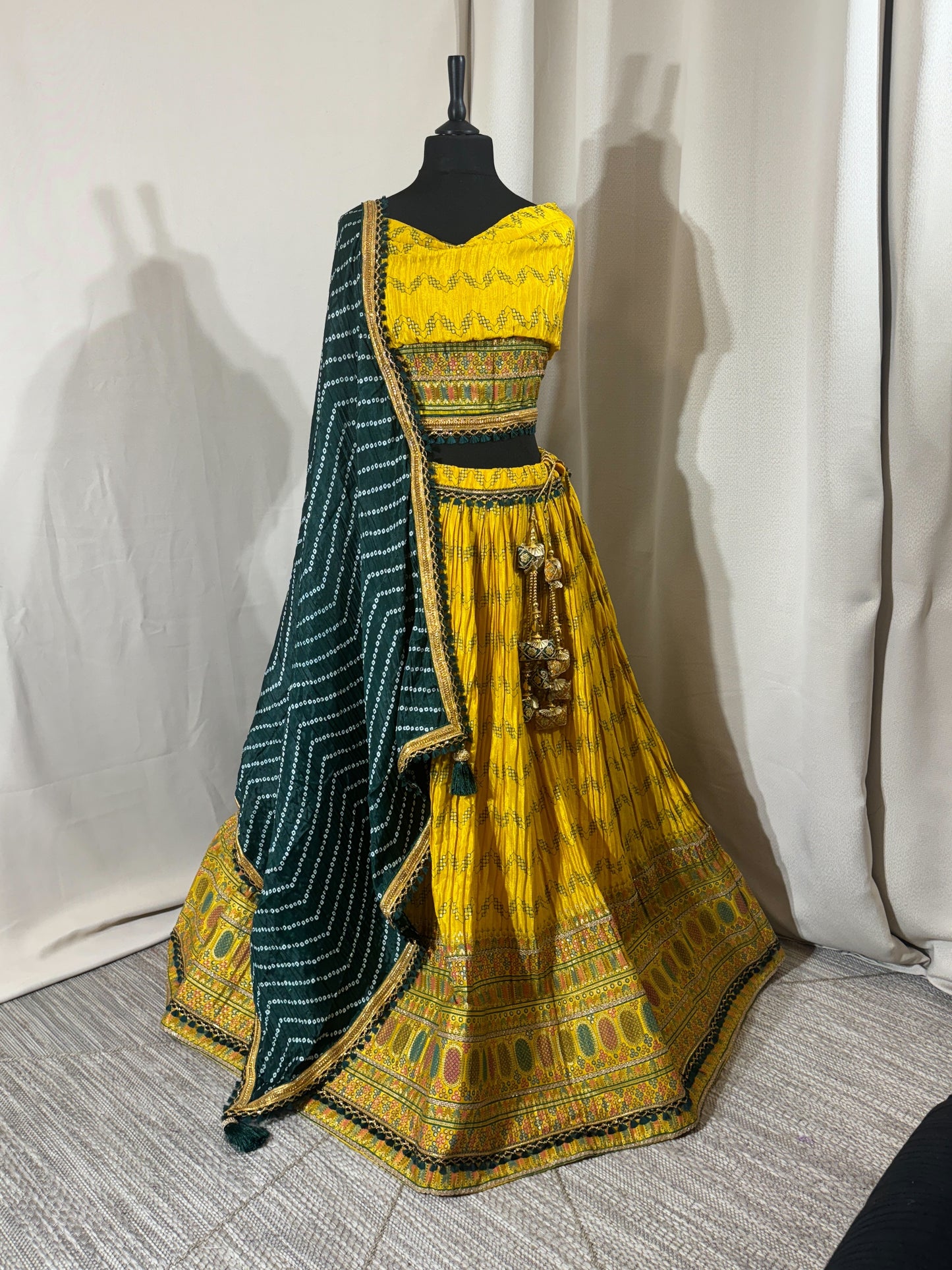 Lehenga chinon silk fluide traditionnel – Jaune / Vert