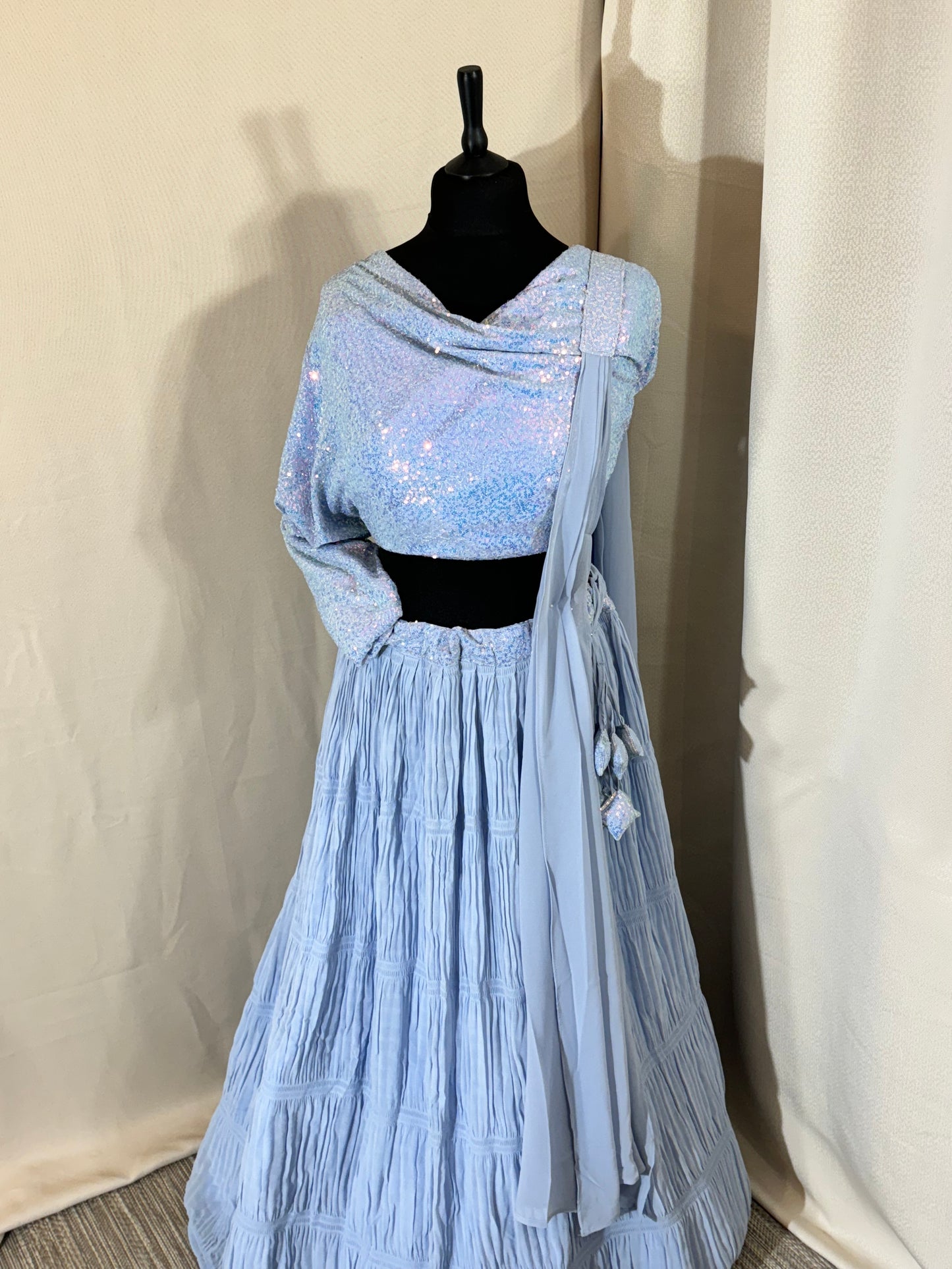 Lehenga Bleu pastel – Blouse sequin jupe plissée