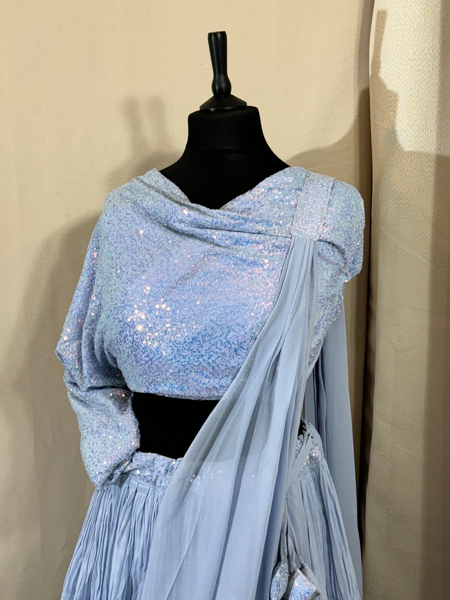 Lehenga Bleu pastel – Blouse sequin jupe plissée