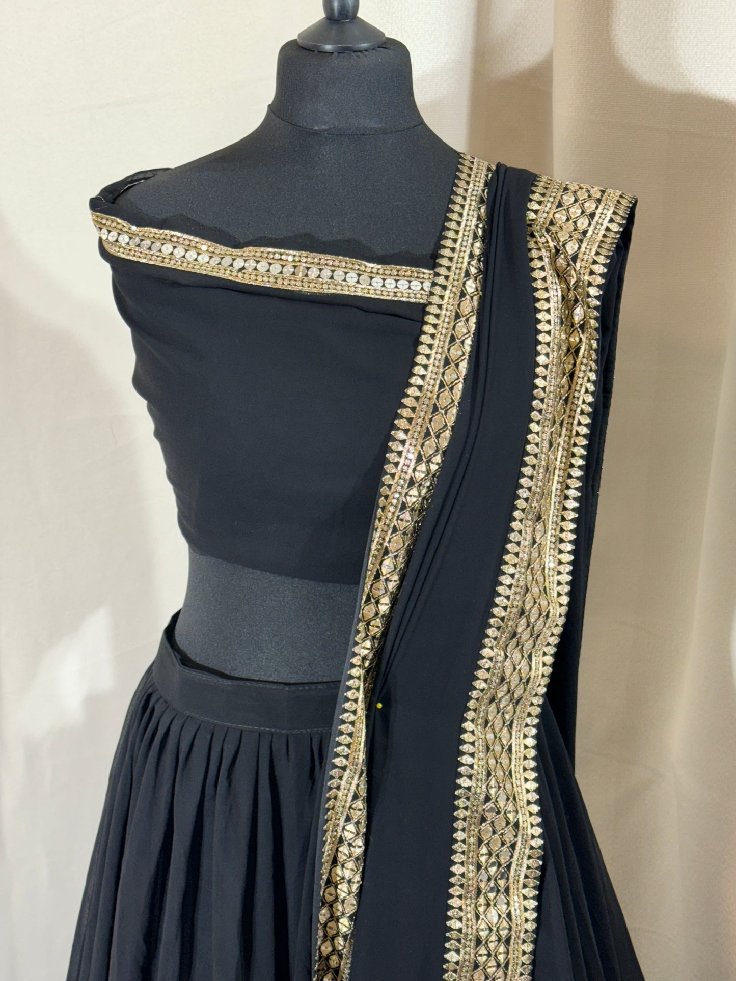 Lehenga Noir– Bordure Sequin