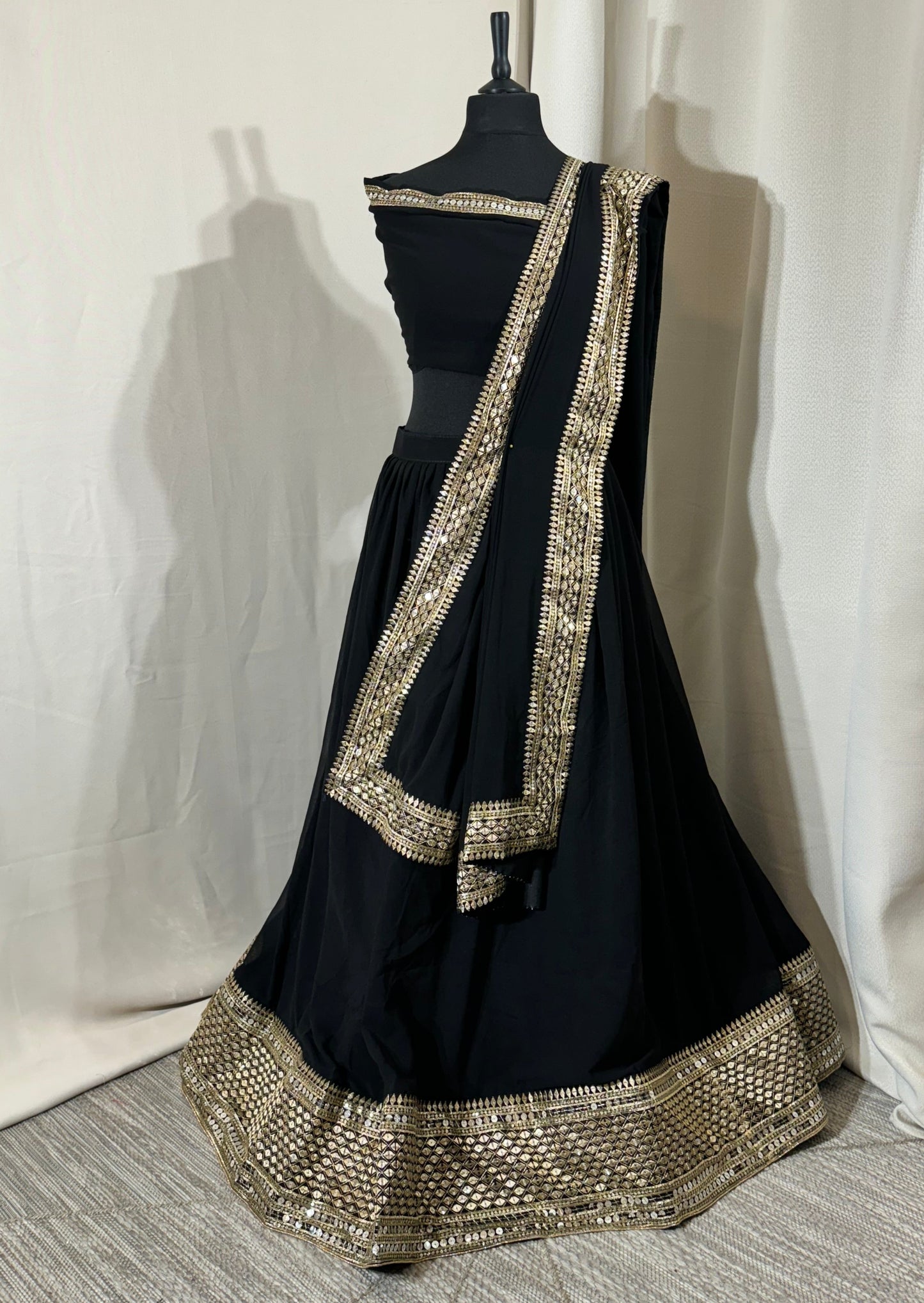 Lehenga Noir– Bordure Sequin