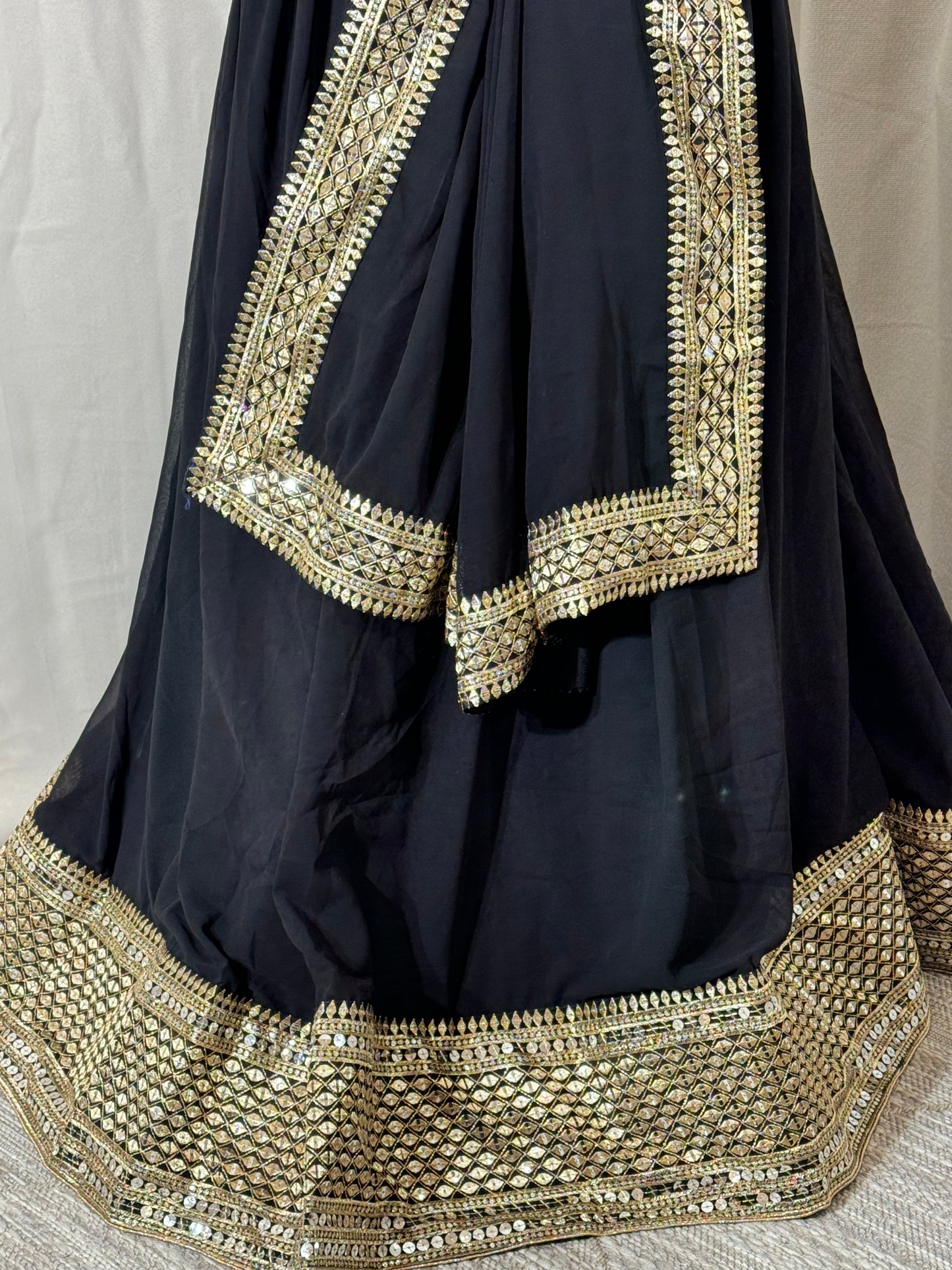 Lehenga Noir– Bordure Sequin